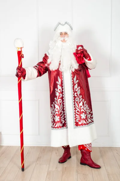 Papai Noel Terno Vermelho Clássico Com Barba Branca Uma Equipe — Fotografia de Stock