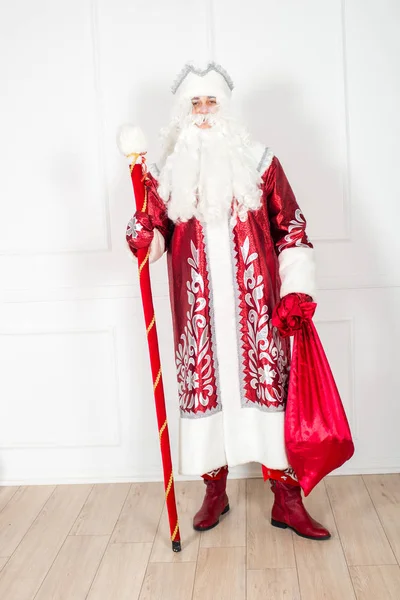 Άγιος Βασίλης Κλασικό Κόκκινο Κοστούμι Λευκή Γενειάδα Και Προσωπικό Λευκό — Φωτογραφία Αρχείου