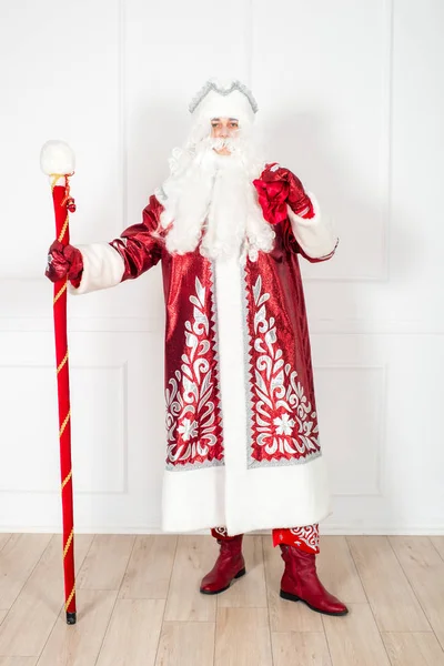 Papai Noel Terno Vermelho Clássico Com Barba Branca Uma Equipe — Fotografia de Stock