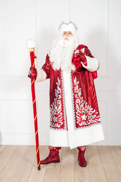 Babbo Natale Classico Abito Rosso Con Una Barba Bianca Bastone — Foto Stock