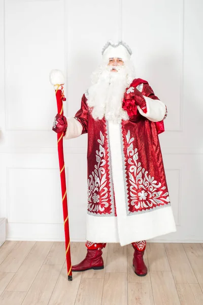 Papai Noel Terno Vermelho Clássico Com Barba Branca Uma Equipe — Fotografia de Stock