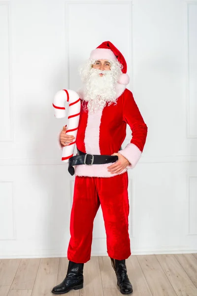 Papai Noel Terno Vermelho Clássico Com Uma Barba Branca Fundo — Fotografia de Stock