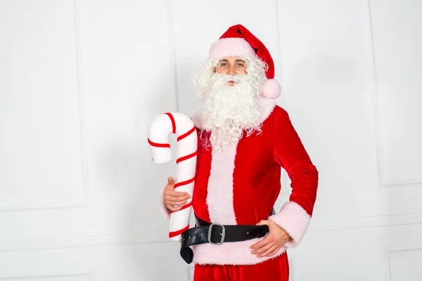 Święty Mikołaj Klasycznym Czerwonym Garniturze Białą Brodą Białym Tle Studio — Zdjęcie stockowe