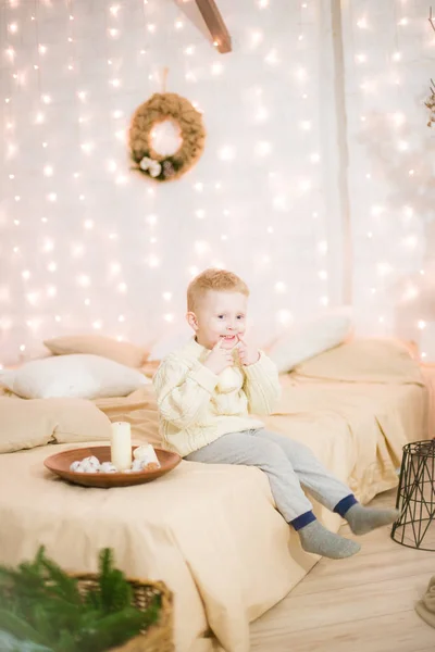 Söt Liten Pojke Med Blont Hår Ljus Mörk Stickad Tröja — Stockfoto