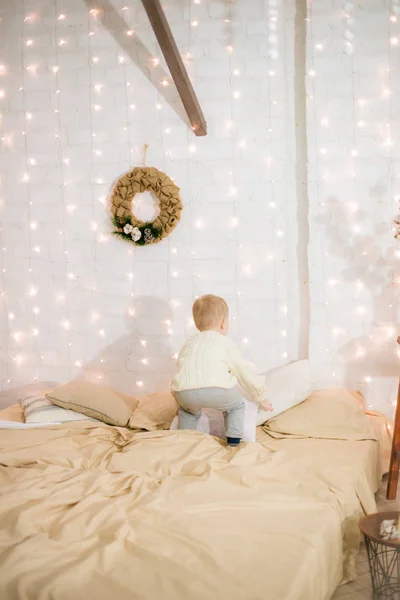 침대의 침실에서 크리스마스 바늘로 장식된 침실에서 금발의 귀여운 크리스마스 분위기 — 스톡 사진