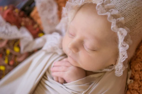 Mignon Petit Bébé Dort Dans Panier Dans Chapeau Avec Dentelle — Photo