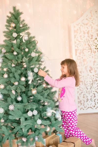 Niña Linda Pijama Cerca Árbol Navidad Con Regalos Una Chimenea — Foto de Stock