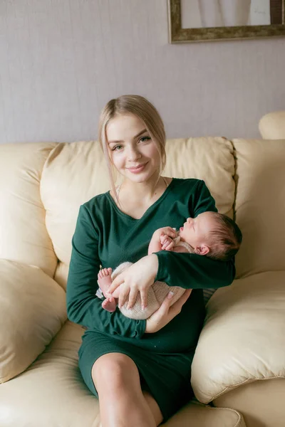 Hermosa Madre Joven Con Pelo Rubio Vestido Verde Sostiene Bebé —  Fotos de Stock
