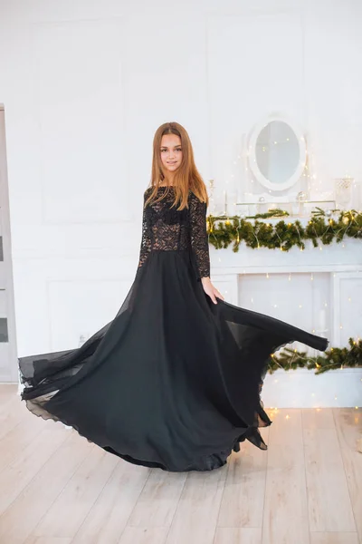 금발의 매력적 소녀가 크리스마스 드레스와 스튜디오에 벽난로를 화장을 2020 — 스톡 사진