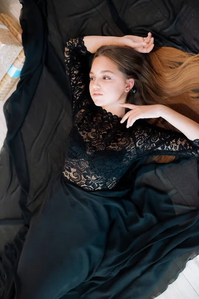 Attractive Young Girl Blond Hair Evening Make Evening Dress Floor — ストック写真