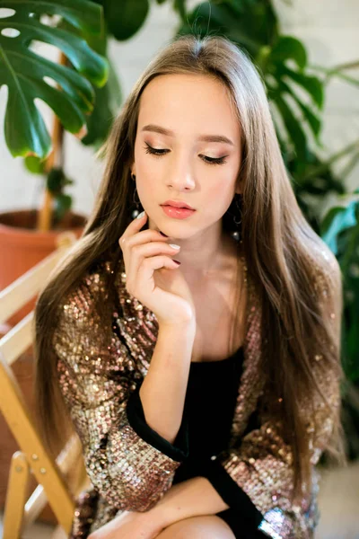 Nastolatka Długimi Włosami Czarnej Sukience Błyszczącą Kurtką Wśród Tropikalnych Roślin — Zdjęcie stockowe