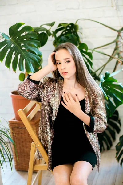 Menina Adolescente Com Cabelos Longos Vestido Preto Uma Jaqueta Cintilante — Fotografia de Stock