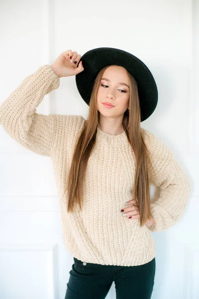 Menina Adolescente Com Cabelo Longo Uma Camisola Malha Quente Chapéu — Fotografia de Stock