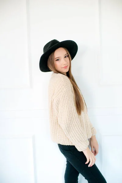 Niña Adolescente Con Pelo Largo Suéter Punto Cálido Sombrero Fieltro — Foto de Stock