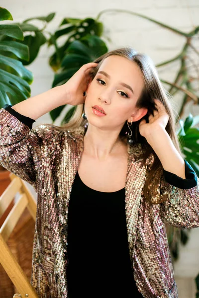 Menina Adolescente Com Cabelos Longos Vestido Preto Uma Jaqueta Cintilante — Fotografia de Stock