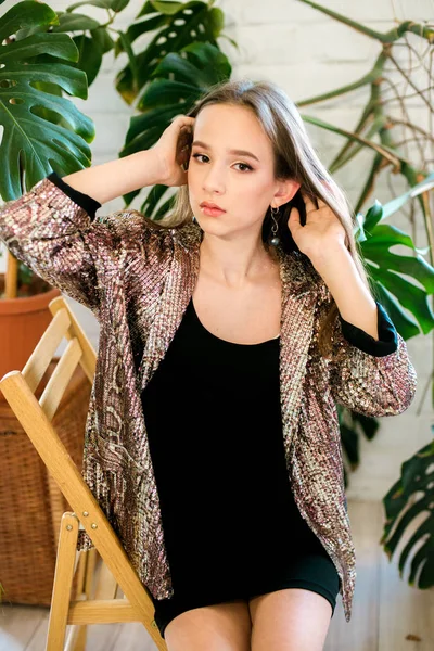 Menina Adolescente Com Cabelos Longos Vestido Preto Uma Jaqueta Cintilante — Fotografia de Stock