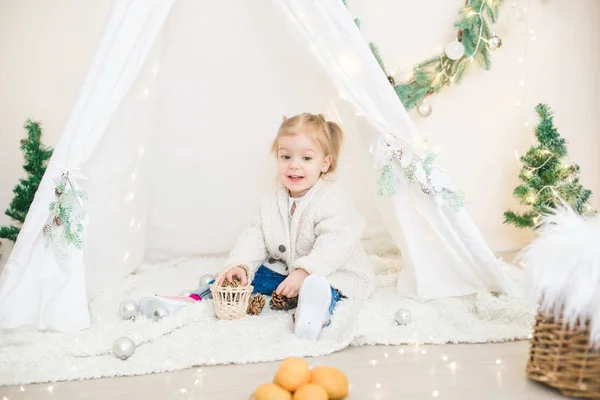 Little Cute Girl White Warm Knitted Cardigan Children Lodge Decorated — Stock Photo, Image