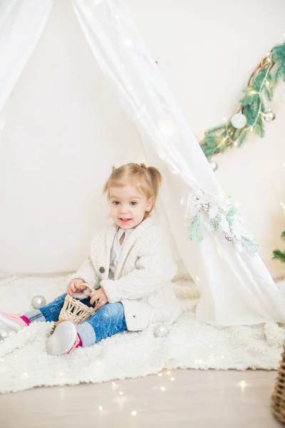 Little Cute Girl White Warm Knitted Cardigan Children Lodge Decorated — Stock Photo, Image