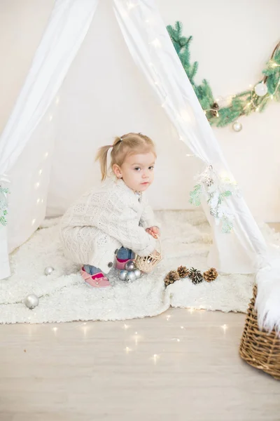 Niña Linda Cárdigan Punto Cálido Blanco Cerca Albergue Infantil Decorado — Foto de Stock