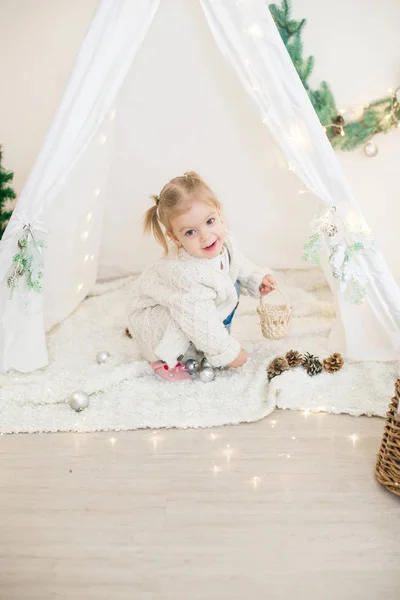 Little Cute Girl White Warm Knitted Cardigan Children Lodge Decorated — Stock Photo, Image