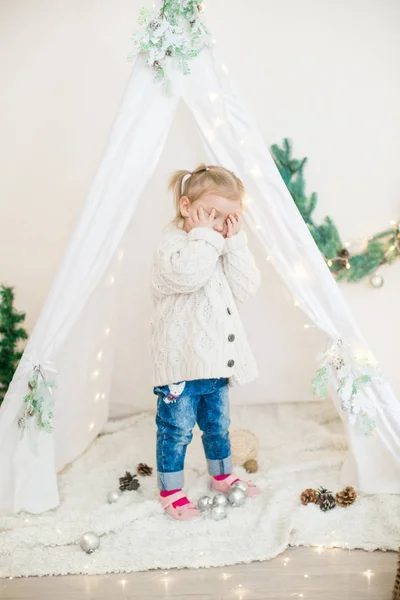 Little Cute Girl White Warm Knitted Cardigan Children Lodge Decorated — Stock Photo, Image