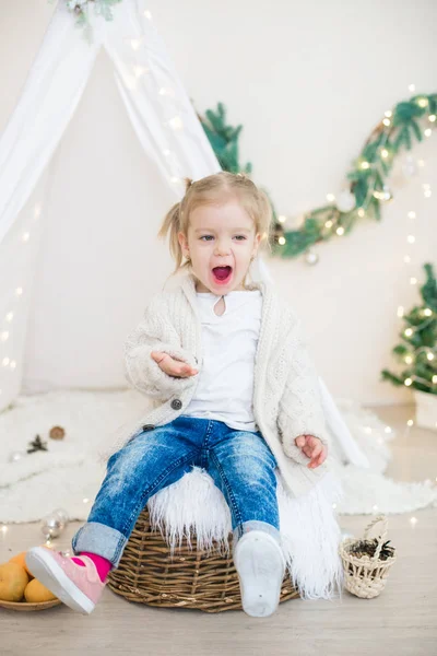 Petite Fille Mignonne Dans Cardigan Tricoté Chaud Blanc Près Pavillon — Photo