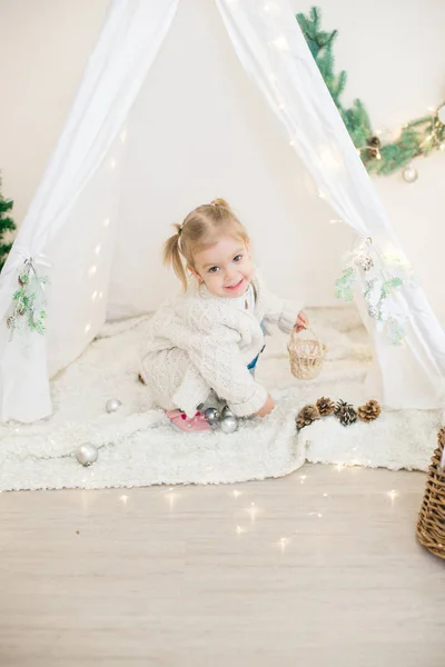 Little Cute Girl White Warm Knitted Cardigan Children Lodge Decorated — Stock Photo, Image