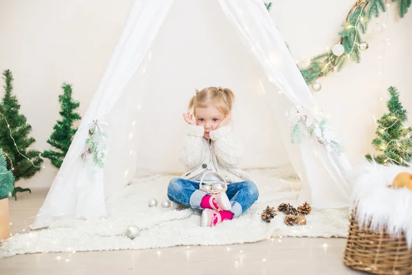 Little Cute Girl White Warm Knitted Cardigan Children Lodge Decorated — Stock Photo, Image