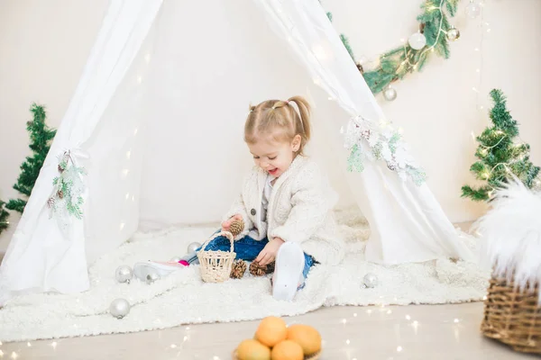 Little Cute Girl White Warm Knitted Cardigan Children Lodge Decorated — Stock Photo, Image