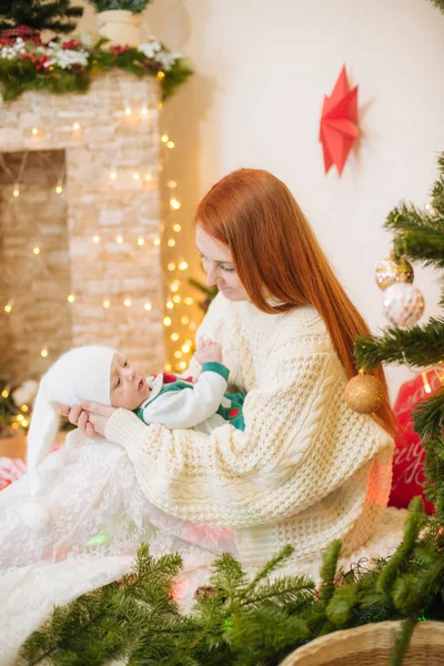 Die Schöne Junge Mutter Mit Den Roten Haaren Weißen Strickpullover — Stockfoto