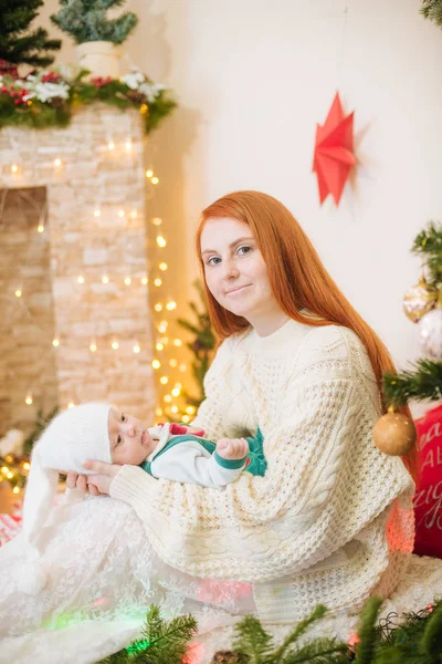 Die Schöne Junge Mutter Mit Den Roten Haaren Weißen Strickpullover — Stockfoto