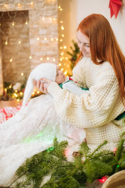 Die Schöne Junge Mutter Mit Den Roten Haaren Weißen Strickpullover — Stockfoto