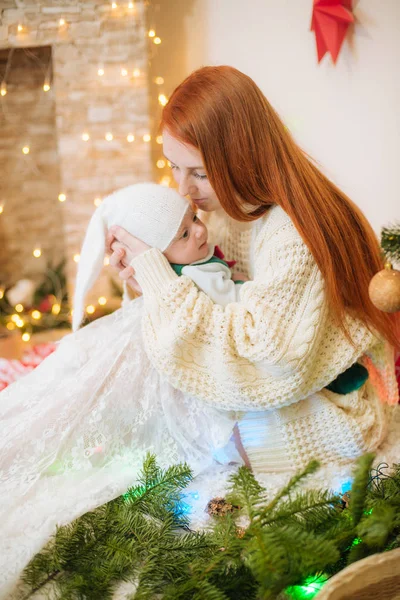 Красивая Молодая Мама Рыжими Волосами Белом Вязаном Тёплом Свитере Держит — стоковое фото