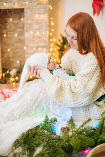 Die Schöne Junge Mutter Mit Den Roten Haaren Weißen Strickpullover — Stockfoto