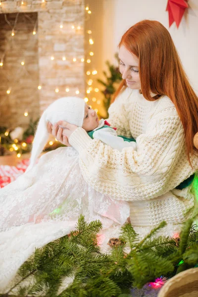 Die Schöne Junge Mutter Mit Den Roten Haaren Weißen Strickpullover — Stockfoto