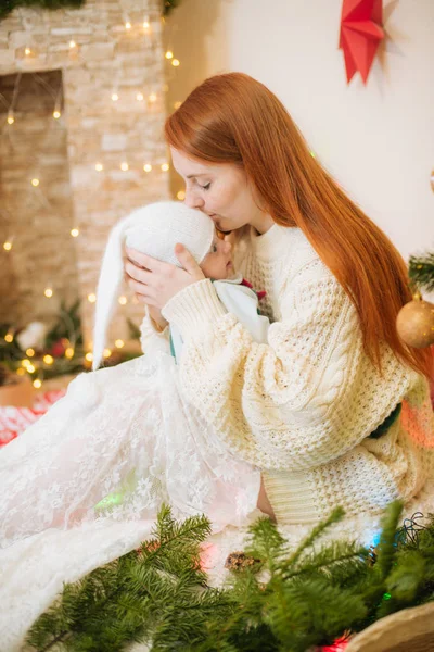 Krásná Mladá Matka Rudými Vlasy Bílém Pleteném Teplém Svetru Drží — Stock fotografie