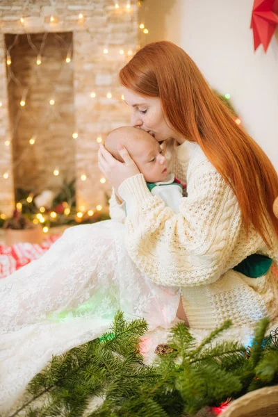 Die Schöne Junge Mutter Mit Den Roten Haaren Weißen Strickpullover — Stockfoto