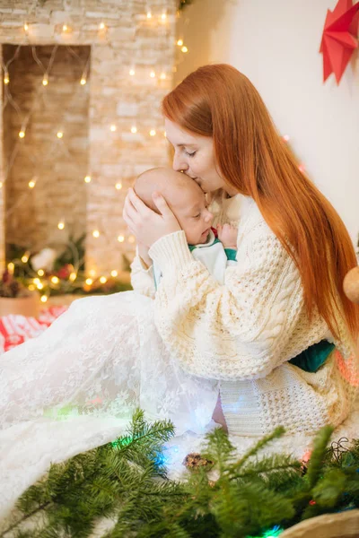 Красивая Молодая Мама Рыжими Волосами Белом Вязаном Тёплом Свитере Держит — стоковое фото
