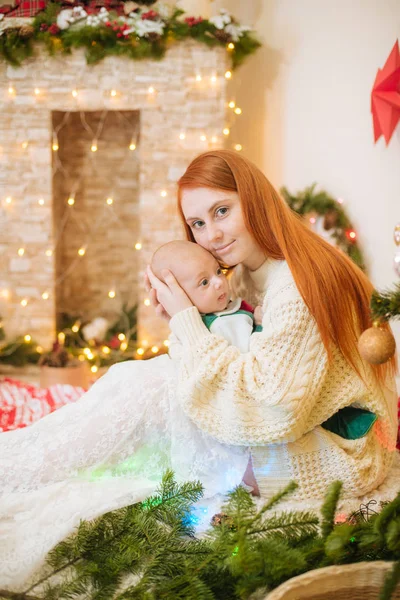 Die Schöne Junge Mutter Mit Den Roten Haaren Weißen Strickpullover — Stockfoto