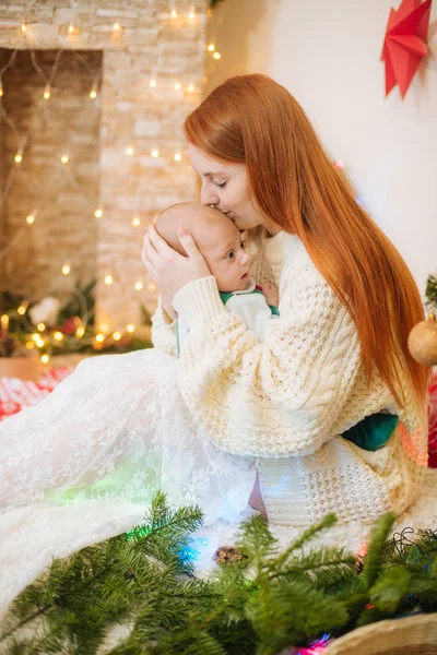 Die Schöne Junge Mutter Mit Den Roten Haaren Weißen Strickpullover — Stockfoto