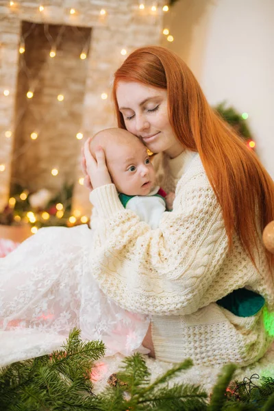 Die Schöne Junge Mutter Mit Den Roten Haaren Weißen Strickpullover — Stockfoto