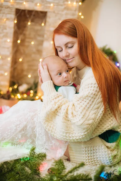 Die Schöne Junge Mutter Mit Den Roten Haaren Weißen Strickpullover — Stockfoto