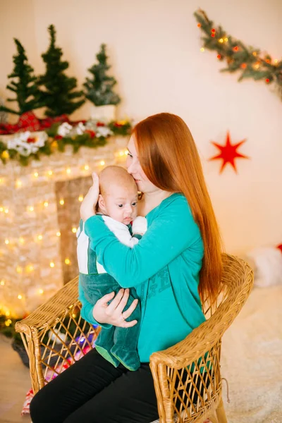 Krásná Mladá Matka Rudými Vlasy Drží Dítě Náručí Doma Místnosti — Stock fotografie