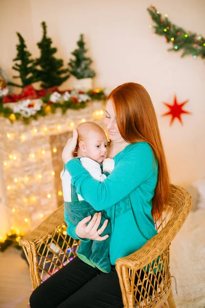 Krásná Mladá Matka Rudými Vlasy Drží Dítě Náručí Doma Místnosti — Stock fotografie