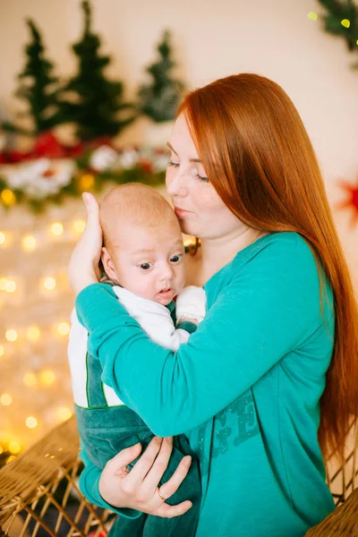 Krásná Mladá Matka Rudými Vlasy Drží Dítě Náručí Doma Místnosti — Stock fotografie