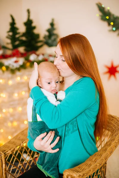 Krásná Mladá Matka Rudými Vlasy Drží Dítě Náručí Doma Místnosti — Stock fotografie