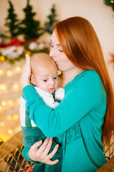 Bela Jovem Mãe Com Cabelo Vermelho Segura Bebê Seus Braços — Fotografia de Stock