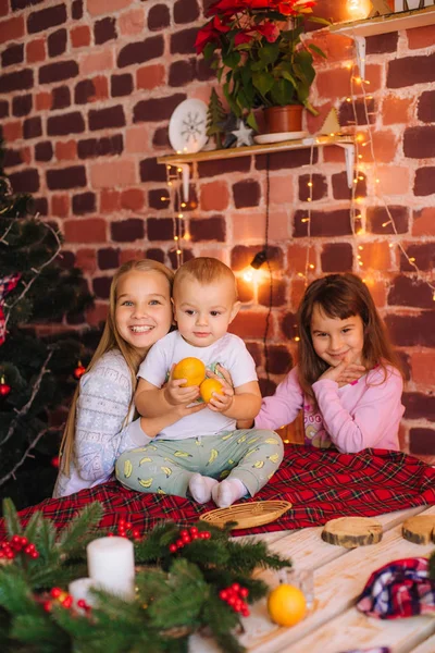 Irmãs Bonitos Irmãozinho Pijama Divertir Cozinha Mesa Com Biscoitos Gengibre — Fotografia de Stock