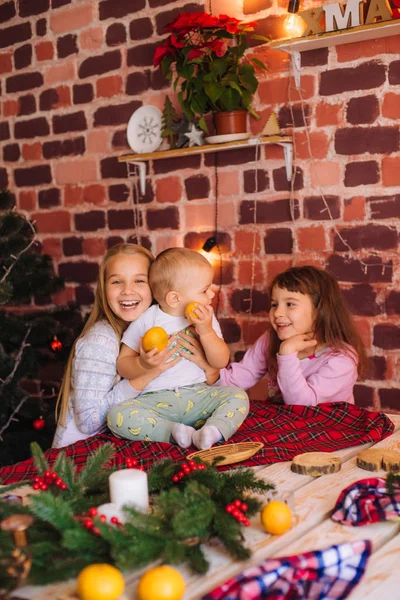 Hermanas Lindas Hermanito Pijama Divierten Cocina Junto Mesa Con Galletas — Foto de Stock