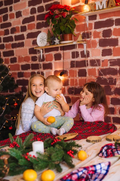 파자마를 귀여운 자매들 남동생들은 부엌에서 진저브레드 크리스마스 바늘로 장식된 참외등으로 — 스톡 사진